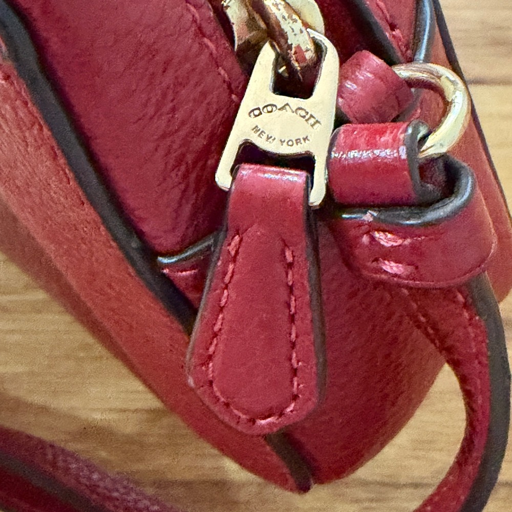 Coach Red Pebbled Leather Mini Camera Crossbody Bag Gold Logo 87734 Excellent! - Picture 7 of 9